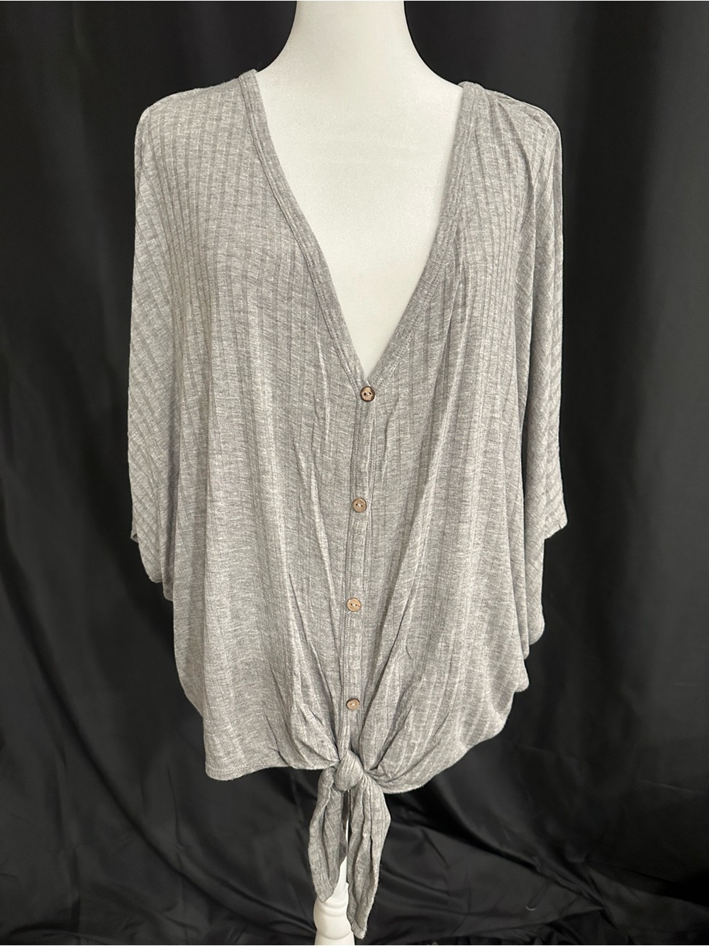 Free Kisses Heather Gray Plus Tee